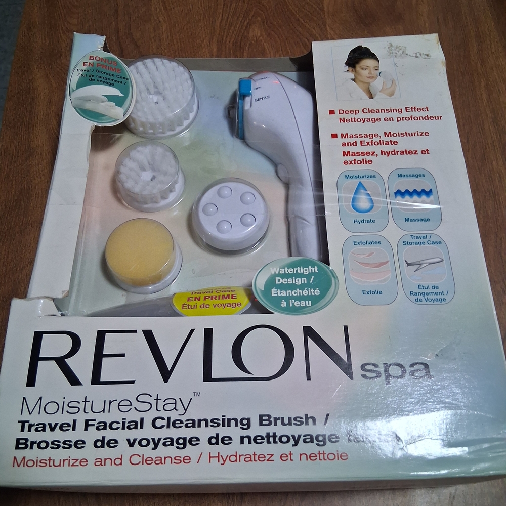 Revlon Spa MoistureStay Facial Cleansing Brush - White and Blue